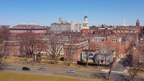 Antena-Sobre-El-Campus-De-La-Universidad-De-Harvard-Y-La-Escuela-Kennedy