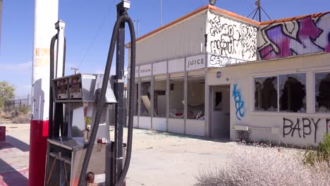 Una-Vieja-Y-Espeluznante-Gasolinera-Abandonada-En-Ruinas-En-El-Desierto-De-Mojave