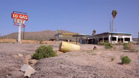 Una-Vieja-Y-Espeluznante-Gasolinera-Abandonada-Y-Un-Restaurante-En-Ruinas-En-El-Desierto-De-Mojave-2