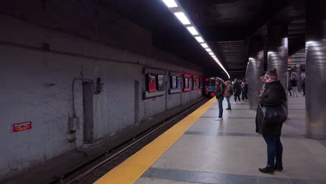 Un-Tren-Subterráneo-Mbta-Llega-A-Una-Estación-De-Tránsito-Rápido-En-Boston,-Massachusetts