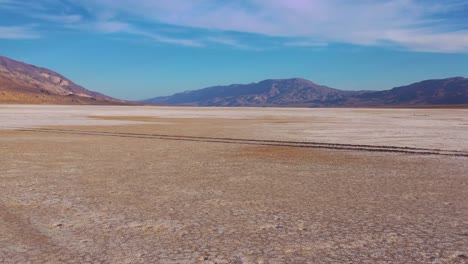 Schöne-Niedrige-Antenne-über-Dem-Death-Valley-Nationalpark-Und-Einem-Riesigen-Offenen-Wüstenstrand