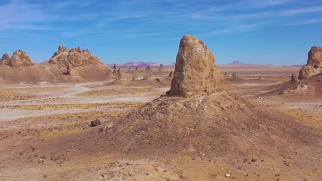 Schöne-Antenne-über-Den-Trona-Pinnacles-Felsformationen-In-Der-Mojave-Wüste-In-Der-Nähe-Von-Death-Valley-2
