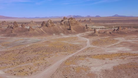 Schöne-Antenne-über-Den-Trona-Pinnacles-Felsformationen-In-Der-Mojave-Wüste-In-Der-Nähe-Von-Death-Valley-6