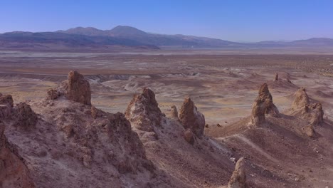 Schöne-Antenne-über-Den-Trona-Pinnacles-Felsformationen-In-Der-Mojave-Wüste-In-Der-Nähe-Von-Death-Valley-7