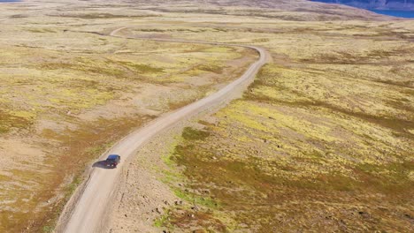 Antena-Sobre-Una-Autocaravana-Negra-Viajando-Por-Un-Camino-De-Tierra-En-Islandia-En-Los-Fiordos-Del-Noroeste-1