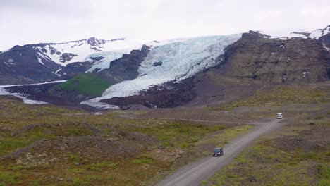 Antena-Sobre-Una-Autocaravana-Negra-Conduciendo-Hasta-Un-Remoto-Glaciar-En-Las-Montañas-De-Islandia-2