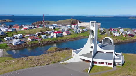 Antena-Sobre-Una-Iglesia-Cristiana-Modernista-En-Stykkisholmur,-Islandia
