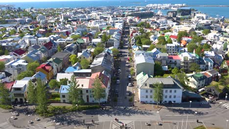 Disparo-De-Establecimiento-De-Alto-ángulo-Sobre-El-Centro-De-Reykjavik,-Islandia,-Vecindarios-1