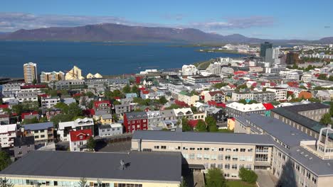 Alto-ángulo-De-Disparo-De-Establecimiento-Sobre-El-Centro-De-Reykjavik,-Islandia,-Casas-Y-Apartamentos-1