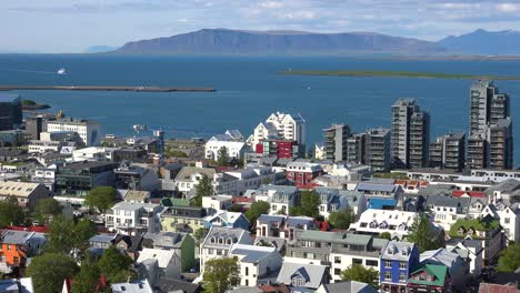 Tiro-De-Establecimiento-De-Alto-ángulo-Sobre-El-Centro-De-Reykjavik,-Islandia,-Vecindarios-2