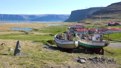 Verlassene-Fischerboote-Sitzen-Auf-Dem-Land-In-Einem-Abgelegenen-Fjord-In-Island,-Während-Die-Kabeljauindustrie-Zurückgeht