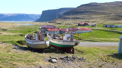 Verlassene-Fischerboote-Sitzen-Auf-Dem-Land-In-Einem-Abgelegenen-Fjord-In-Island,-Während-Die-Kabeljauindustrie-Zurückgeht-1