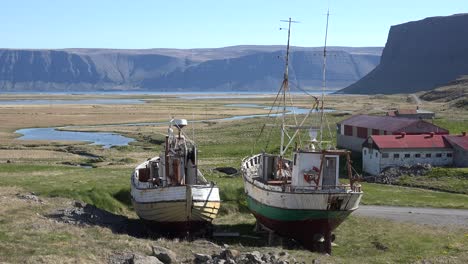 Barcos-De-Pesca-Abandonados-Se-Asientan-En-La-Tierra-En-Un-Fiordo-Remoto-En-Islandia-Mientras-La-Industria-Del-Bacalao-Declina-2