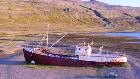Antenne-über-Einem-Verlassenen-Fischerboot,-Das-Am-Ufer-Des-Westfjords-Island-Sitzt-4