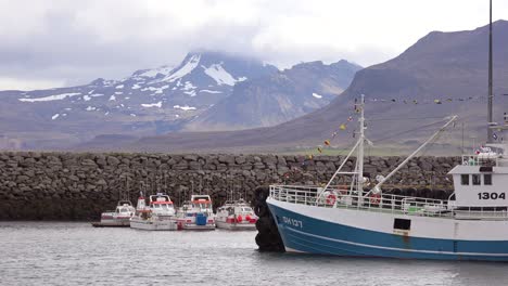 Kommerzielle-Fischerboote-Sitzen-In-Einem-Hafen-In-Grundarfj_____Šr______ur-Island