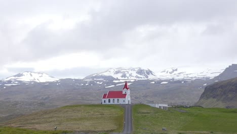 Disparo-De-Lapso-De-Tiempo-De-Nubes,-Nieve-Y-Lluvia-Sobre-Una-Pequeña-Iglesia-O-Capilla-Islandesa-En-Islandia