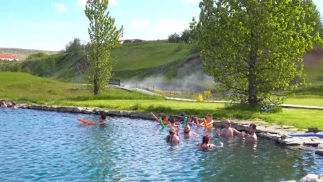 Los-Turistas-E-Islandeses-Disfrutan-De-Un-Baño-En-Un-Manantial-Geotérmico-De-Agua-Caliente-En-Islandia-En-La-Laguna-Secreta-De-Fludir