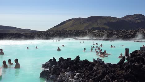 Gründung-Von-Badegästen,-Die-Das-Berühmte-Geothermische-Thermalbad-Der-Blauen-Lagune-Und-Das-Bad-In-Grindavik-Island-Genießen-2