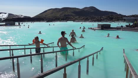 Einrichtung-Von-Badegästen,-Die-Das-Berühmte-Geothermische-Thermalbad-Der-Blauen-Lagune-Und-Ein-Bad-In-Grindavik-Island-Genießen-6