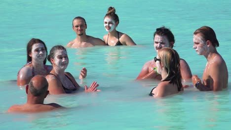 Einrichtung-Von-Badegästen-Mit-Schlammgesichtsbehandlungen-Im-Berühmten-Geothermalen-Thermalbad-Der-Blauen-Lagune-Und-Bad-In-Grindavik-Island