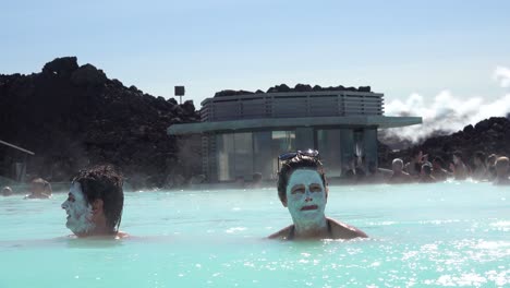 Einrichtung-Von-Badegästen-Mit-Schlammgesichtsbehandlungen-Im-Berühmten-Geothermalen-Thermalbad-Der-Blauen-Lagune-Und-Bad-In-Grindavik-Island-2