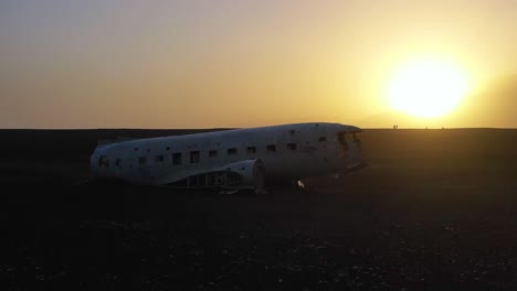 Antenne-über-Eine-Abgestürzte-US-Navy-DC-3-Auf-Dem-Schwarzen-Sand-Von-Solheimasandur-Island