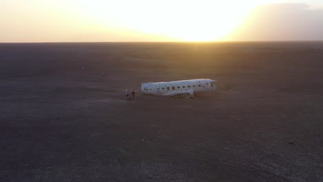 Antena-Sobre-Un-Dc-3-De-La-Marina-Estadounidense-Que-Se-Estrelló-En-Las-Arenas-Negras-De-Solheimasandur-Islandia-3