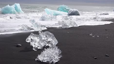 Grandes-Icebergs-Claros-Se-Lavan-En-Tierra-En-Islandia-En-Diamond-Beach-Jokulsarlon-2