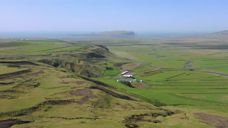 Wunderschöne-Antenne-über-Typischer-Islandlandschaft-In-Der-Nähe-Von-Vik-Umfasst-Vulkan--Und-Meereslandschaften