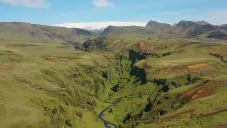 Wunderschöne-Antenne-über-Typischer-Islandlandschaft-In-Der-Nähe-Von-Vik-Umfasst-Canyon-Vulkan--Und-Gletscherlandschaften