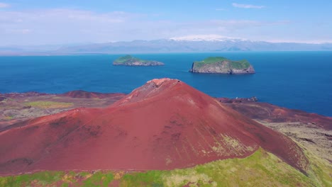 Gute-Antenne-Des-Vulkans-Eldfell,-Der-Sich-über-Heimaey-Auf-Den-Westmännerinseln-Vestmannaeyjar-Island-Abzeichnet