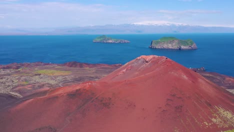 Buena-Antena-Del-Volcán-Eldfell-Que-Se-Cierne-Sobre-Heimaey-En-Las-Islas-Westman-Vestmannaeyjar-Islandia-4