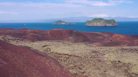 Buena-Antena-Del-Volcán-Eldfell-Que-Se-Cierne-Sobre-Heimaey-En-Las-Islas-Westman-Vestmannaeyjar-Islandia-8