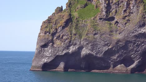 Un-Flujo-De-Lava-En-Las-Islas-Westman-Islandia-Parece-Un-Elefante-Con-Una-Trompa-Bebiendo-Del-Mar