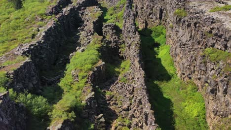 Tilt-up-vista-aérea-over-the-mid-Atlantic-Ridge-tectonic-plate-at-Thingvellir-Iceland-1