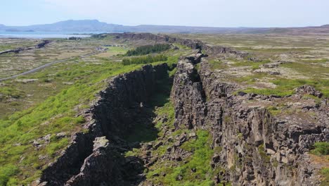 Hermosa-Antena-Sobre-La-Cordillera-Del-Atlántico-Medio-En-Thingvellir-Islandia-1