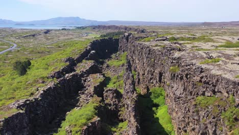 Hermosa-Antena-Sobre-La-Cordillera-Del-Atlántico-Medio-En-Thingvellir-Islandia-4
