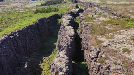 Hermosa-Antena-Sobre-La-Cordillera-Del-Atlántico-Medio-En-Thingvellir-Islandia-7