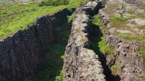 Hermosa-Antena-Sobre-La-Cordillera-Del-Atlántico-Medio-En-Thingvellir-Islandia-8