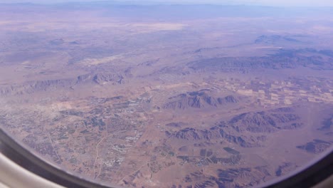 Vista-Desde-La-Ventana-De-Un-Avión-Sobre-Las-Cadenas-Montañosas-Del-Sur-De-Irán,-Cerca-De-Shiraz