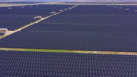 Antenne-Von-Riesigen-Sonnenkollektoren-und-Solarfeldern-Saubere-Energielösung-In-Der-Kalifornischen-Wüste-In-Der-Nähe-Von-Antilopental