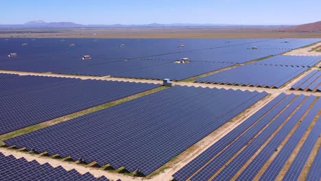 Antenne-Von-Riesigen-Sonnenkollektoren-Und-Solarstromfeldern-Saubere-Energielösung-In-Der-Kalifornischen-Wüste-In-Der-Nähe-Von-Antilopental-3