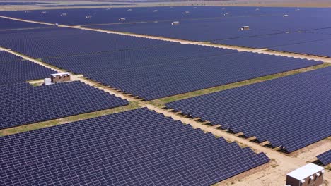 Antenne-Von-Riesigen-Sonnenkollektoren-Und-Solarfeldern-Saubere-Energielösung-In-Der-Kalifornischen-Wüste-In-Der-Nähe-Von-Antilopental-4