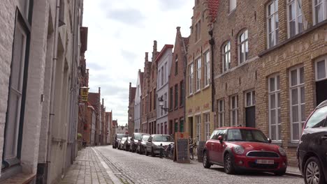 Establishing-shot-of-apartments-and-homes-in-Bruges-Belgium-with-cobblestone-street