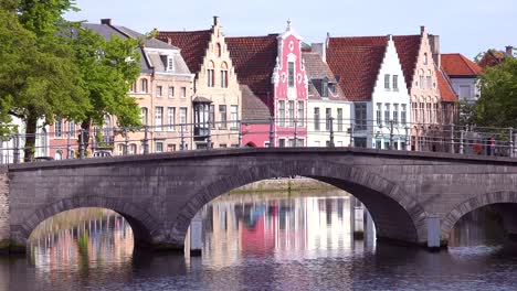 Bonito-Disparo-De-Establecimiento-De-Un-Canal-De-Puente-En-Brujas,-Bélgica-Con-El-Hombre-En-El-Cruce-De-Bicicletas