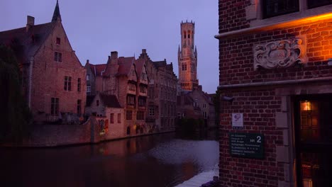 Schöner-Kanal-Und-Der-Belfort-Van-Brugge-Brügge-Glockenturm-Glockenturm-In-Belgien-Nacht-1