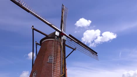 Schöne-Zeitrafferaufnahme-Einer-Holländischen-Windmühle-Mit-Wolken-Dahinter-1