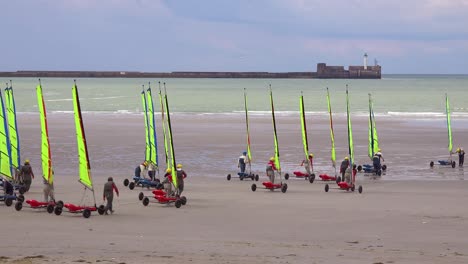 Landkarren-Oder-Segelkarren-Oder-Blokarts-Werden-In-Frankreich-An-Den-Strand-Gefahren