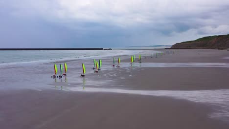 Luftlandkarren-Segelkarren-Blokarts-Sandyachten-Werden-Am-Strand-In-Frankreich-Gesegelt-1