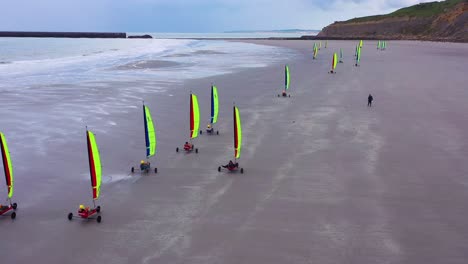 Luftlandkarren-Segelkarren-Blokarts-Sandyachten-Werden-Am-Strand-In-Frankreich-Gesegelt-2